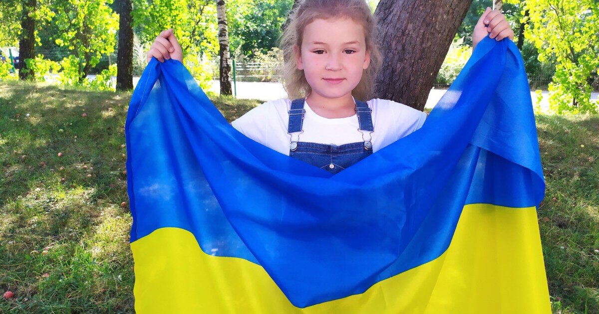 Український прапор - символ боротьби і незламності нашої країни.