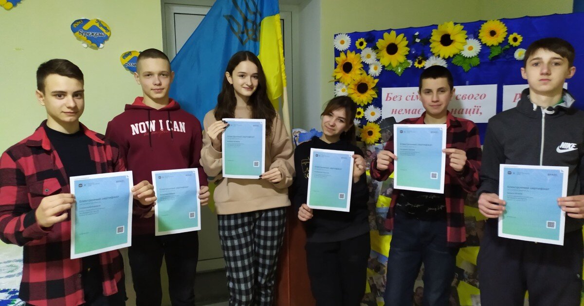 Учні 9 класу отримали електронні сертифікати, що засвідчують успішне проходження базового курсу про кібербулінг для підлітків на платформі Дія за сприяння Міністерства цифрової трансформації України