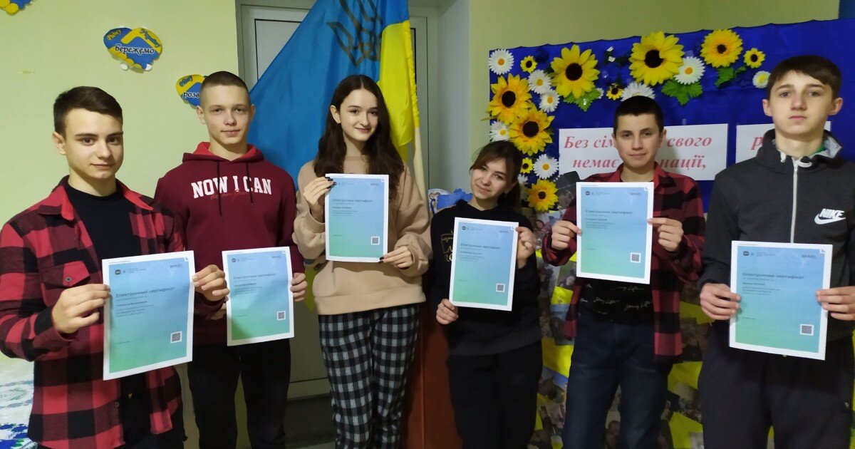 Учні 9 класу отримали електронні сертифікати, що засвідчують успішне проходження базового курсу про кібербулінг для підлітків на платформі Дія за сприяння Міністерства цифрової трансформації України Учні 9 класу отримали електронні сертифікати, що засвідчують успішне проходження базового курсу про кібербулінг для підлітків на платформі Дія за сприяння Міністерства цифрової трансформації України