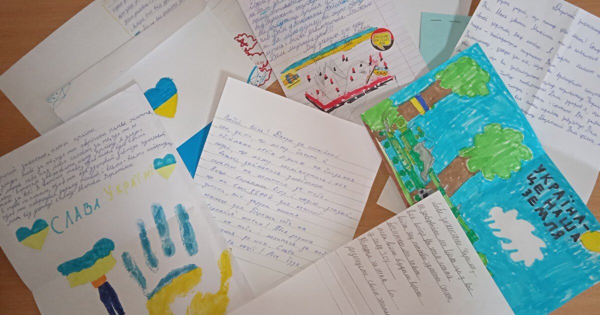 Учні 5 класу на уроці української мови вчилися писати листи.....