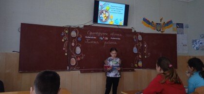 Здобувачі освіти 5 класу гімназії на передвеликодньому тематичному уроці української мови створювали асоціативні кущі до слова "Великдень"