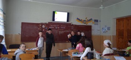 Здобувачі освіти 5 класу гімназії на передвеликодньому тематичному уроці української мови створювали асоціативні кущі до слова "Великдень"